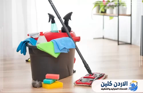 الأدوات والمعدات التي تستخدمها شركة تنظيف في الزرقاء