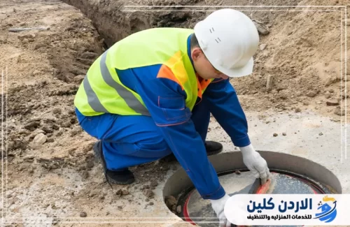 تسليك المجاري باستخدام الماء والمواد المذيبة