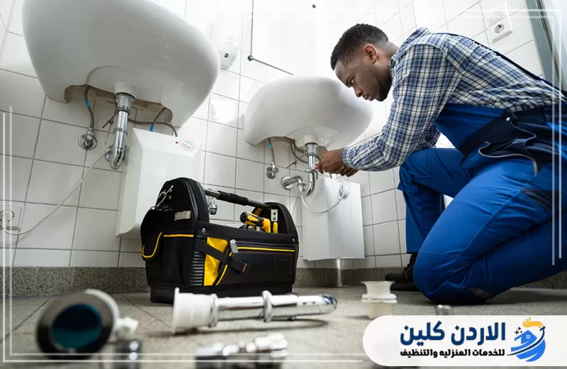 اطلب سباك 24 ساعة في الأردن على 0798779667 سباك طوارئ يفحص تمديدات المياه اسفل الاحواض ويعالج اعطال السباكة داخل الحمامات في الأردن.