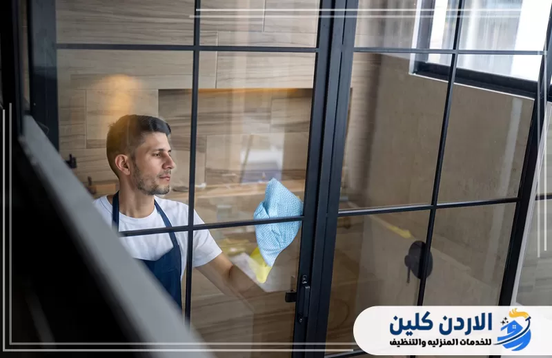 تنظيف زجاج الحمام بلمسة احترافية لإزالة آثار الماء والاتساخ وتحسين المظهر العام.