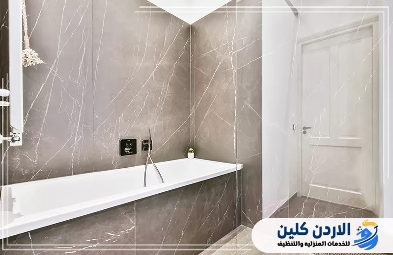 اطلب إعادة تصميم وصيانة الحمام في الأردن 0798779667. تصميم حمام عصري يوضح تجديد الجدران والأرضيات والبانيو وتركيب الخلاطات والتجهيزات الجديدة.