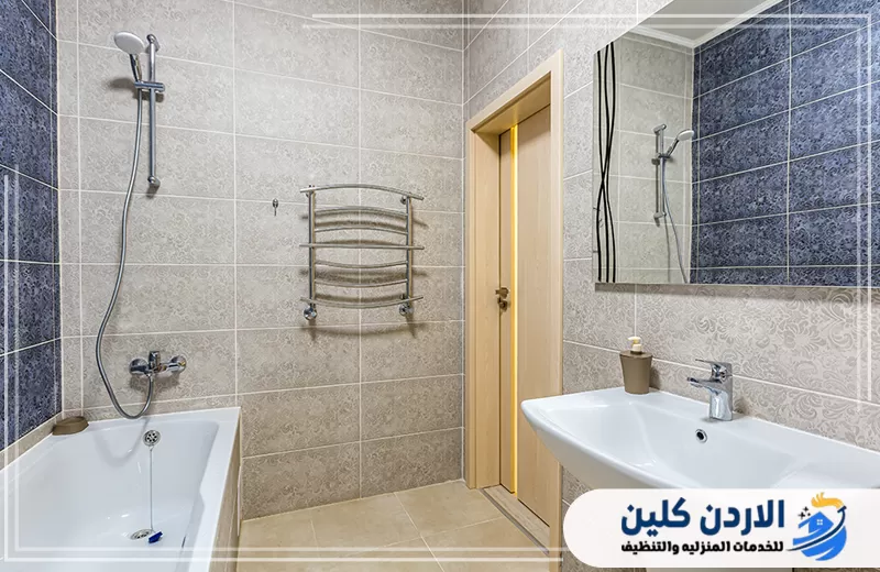 اتصل على 0798779667 لطلب تجديد الحمامات. حمام مكتمل التجهيز يحتوي على بانيو وحوض ومرآة ودش بعد تنفيذ أعمال الصيانة والتجديد.