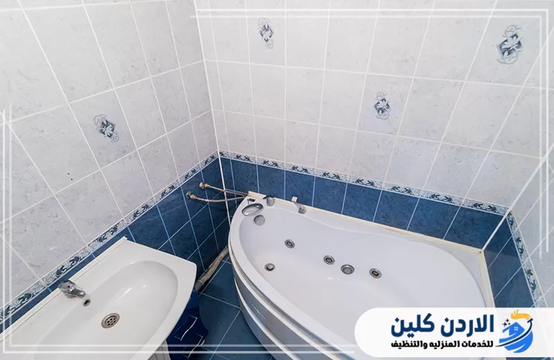 احجز صيانة البانيو والجاكوزي على 0798779667. حمام يحتوي على بانيو جاكوزي وحوض، ويحتاج إلى فحص التوصيلات وصيانة الأدوات الصحية المحيطة.