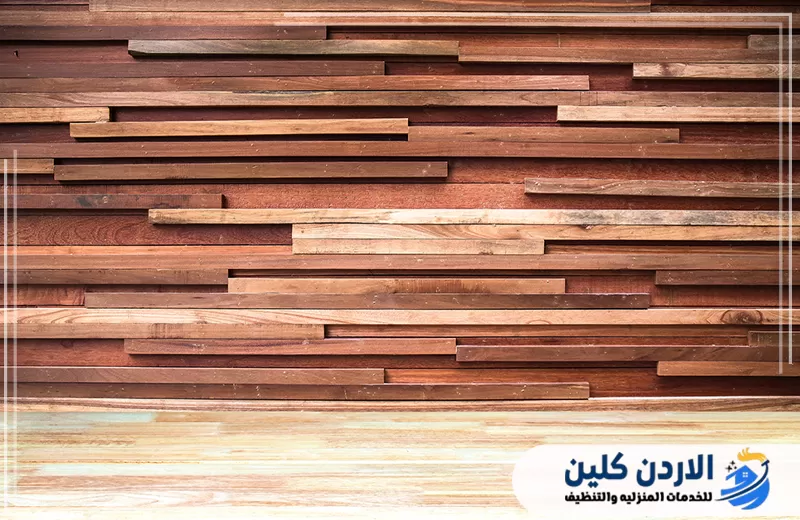 اطلب تركيب الشيبورد وكسوة الجدران مع الأردن كلين 0798779667. جدار مكسو بألواح خشبية أفقية متفاوتة السماكة يبرز استخدام الشيبورد والكسوة الديكورية لإضفاء لمسة دافئة على المكان.