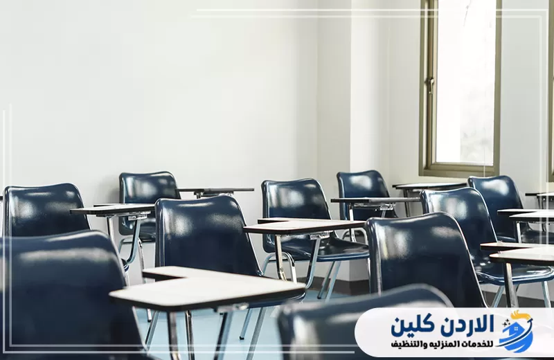 فصل دراسي نظيف ومرتب بعد الانتهاء من تعقيم المقاعد والطاولات وتجهيز المكان للاستخدام.