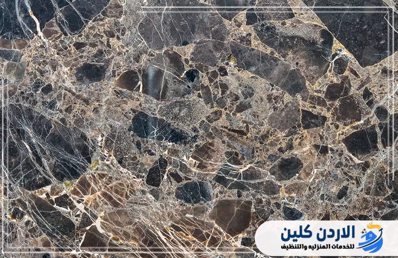 تصميم رخامي داكن بعروق بنية وذهبية يناسب الأرضيات والديكورات التي تحتاج مظهرا فخما ومتناسقا.