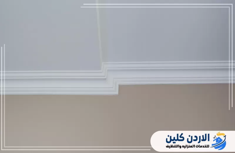 نعلات وكرانيش ديكورية بيضاء بتصميم متدرج تضيف لمسة منظمة إلى الجدران والأسقف الداخلية.