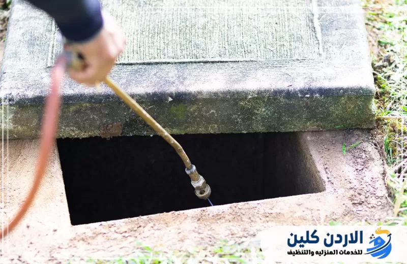 تنفيذ رش داخل فتحة مجاري خارجية لمعالجة حشرات المجاري من المصدر والحد من انتشارها في محيط المكان.