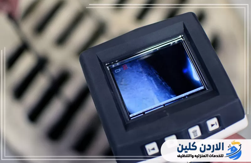 لقطة قريبة لشاشة كاميرا الفحص توضح المشهد الداخلي لخط الصرف للمساعدة في كشف الرواسب أو التشققات.