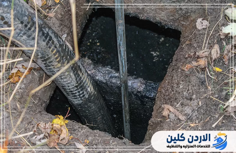 تواصل معنا لفحص وتنظيف خطوط الصرف الصحي 0798779667 فتحة أرضية مكشوفة توضح جزءًا من خط صرف يحتاج إلى فحص وتنظيف ومعالجة الانسداد.