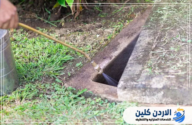توجيه الرش داخل مجرى خارجي مكشوف لمعالجة بؤر الحشرات وتحسين مستوى الحماية في الحدائق والساحات.