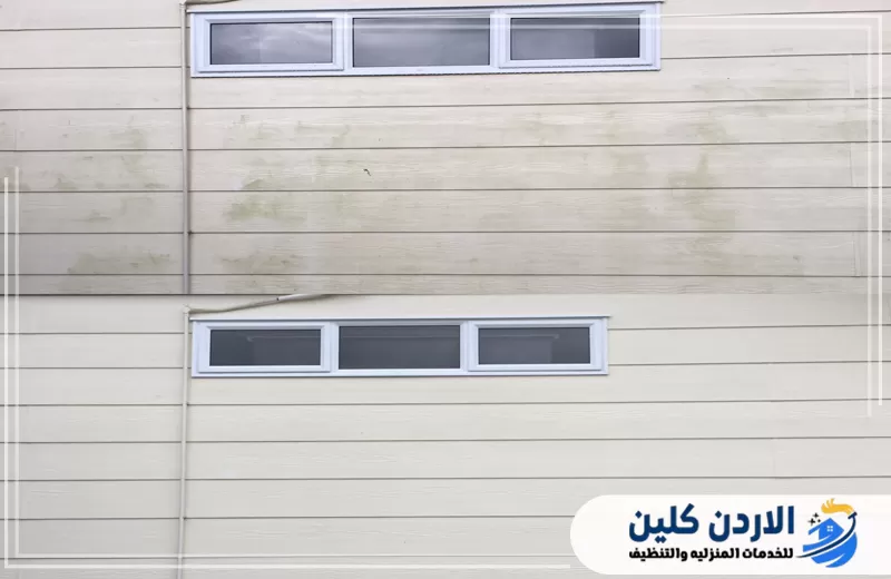 واجهة خارجية تحتاج إلى تنظيف بسبب انتشار البقع والأتربة حول الألواح والنوافذ.