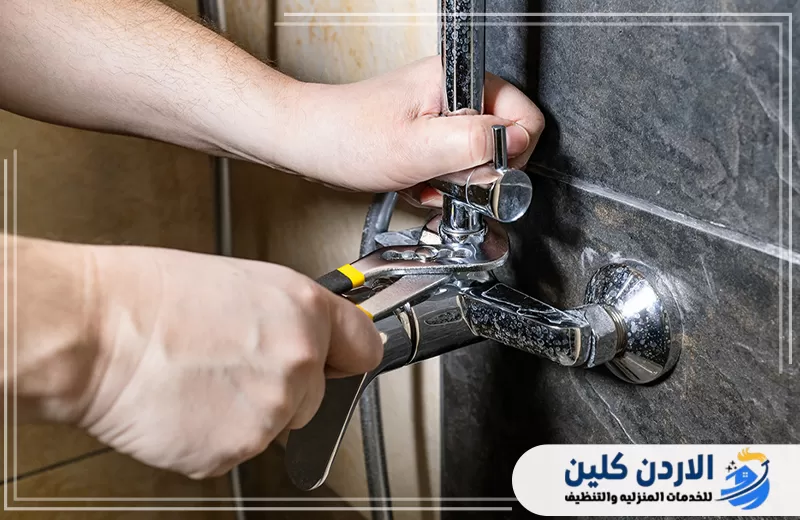 اتصل الآن لإصلاح تسرب الحنفية على 0798779667. فني يصلح حنفية مياه مثبتة بالحائط لمعالجة التسرب وضعف التوصيلات ضمن خدمات السباكة الطارئة.