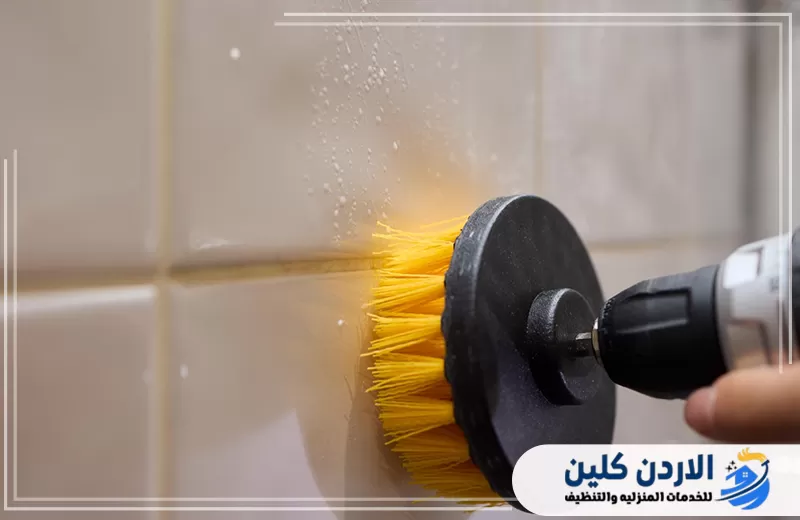 فرشاة تنظيف دوارة تعمل على الفواصل والسطح المحيط للمساعدة في إزالة الرواسب وتحسين نظافة المنطقة.