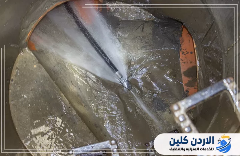 اطلب غسيل خطوط الصرف بالضغط مع الأردن كلين 0798779667 تنظيف خط صرف صحي من الداخل باستخدام ضخ المياه بالضغط لإزالة الرواسب والانسدادات المتراكمة.