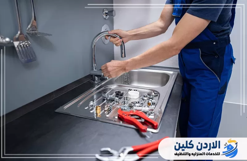 فني يركب أو يصين خلاط المطبخ مع تجهيز الأدوات والقطع اللازمة لضبط التشغيل ومنع التسرب.