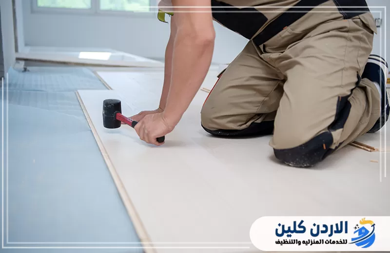 احجز الآن خدمة تركيب الباركيه في الأردن تنفيذ تركيب باركيه باستخدام مطرقة مطاطية لتثبيت الألواح وإحكام الوصلات بين القطع.