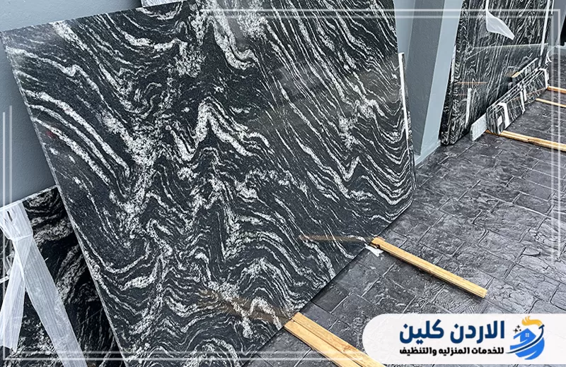 ألواح بتصميم رخامي داكن وعروق واضحة تناسب تنفيذ بديل الرخام للأرضيات والديكورات الداخلية في الأردن.