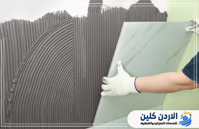 اطلب خدمة تركيب كسوات الرخام من الأردن كلين 0798779667. تركيب لوح بملمس رخامي على الجدار بعد تجهيز طبقة التثبيت للحصول على كسوة متجانسة ومتينة.