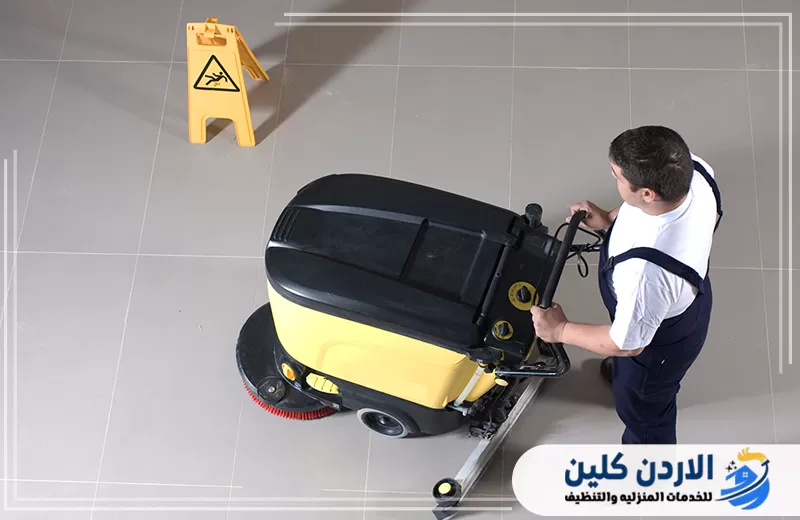 اطلب جلي رخام احترافي من الأردن كلين 0798779667. فني يعمل على تنظيف وجلي أرضيات الرخام بما يساعد على إزالة الأوساخ واستعادة المظهر المتجانس.