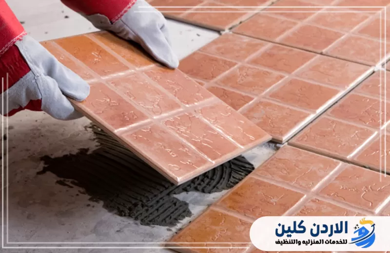 اطلب تركيب رخام الأرضيات الآن على 0798779667. تركيب بلاط أرضيات بعناية مع ضبط المحاذاة والفواصل للحصول على تشطيب متناسق وثابت.