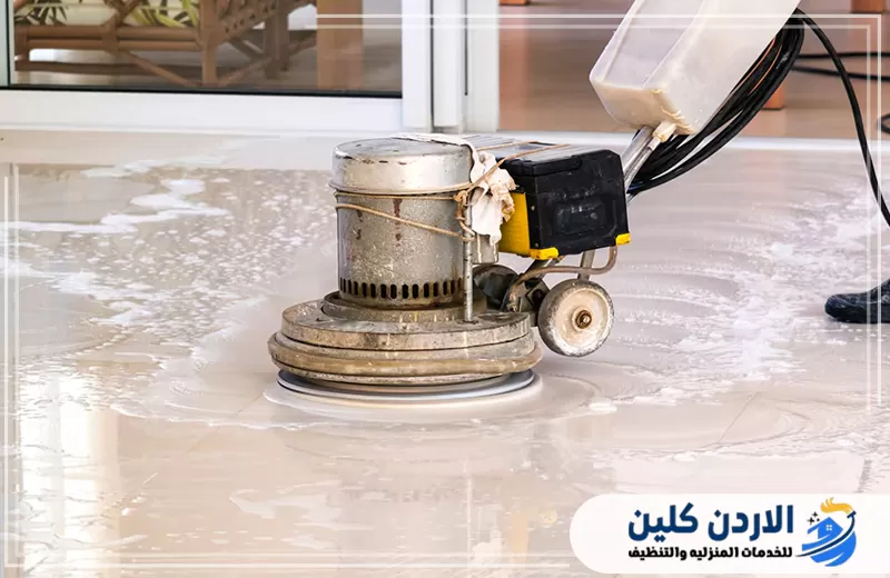 احجز تلميع أرضيات الرخام على 0791561666. ماكينة جلي تعمل على أرضية رخامية مبللة لتنظيف السطح وتلميعه واستعادة مظهره اللامع والمتجانس.