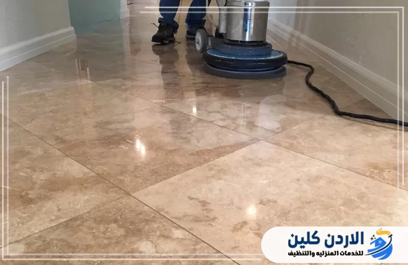 ماكينة متخصصة تعمل على جلي أرضية رخامية لإزالة آثار الاستخدام وتحسين اللمعان والمظهر النهائي للسطح.