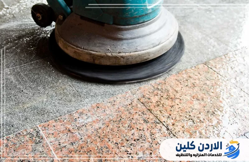 احجز ترميم الرخام في الأردن عبر 0791561666. ماكينة تعمل على معالجة سطح رخامي متضرر ضمن خطوات ترميم الرخام وإزالة آثار الاستخدام والخدوش السطحية.