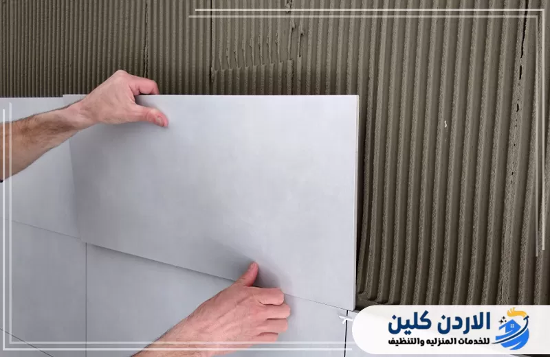 احجز فني تركيب رخام في الأردن الآن 0798779667. تركيب ألواح وبلاط على الجدران مع توزيع مادة التثبيت لضمان استواء السطح ودقة التنفيذ.