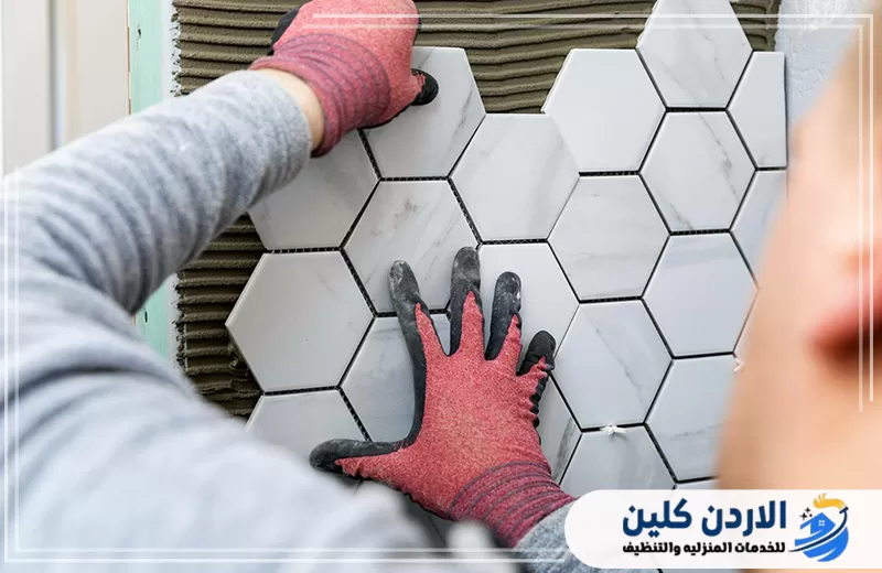 تواصل مع الأردن كلين لتركيب رخام الجدران 0798779667. فني يثبت كسوة حجرية ورخامية على الجدران باستخدام مواد تثبيت مناسبة وتشطيب منظم.