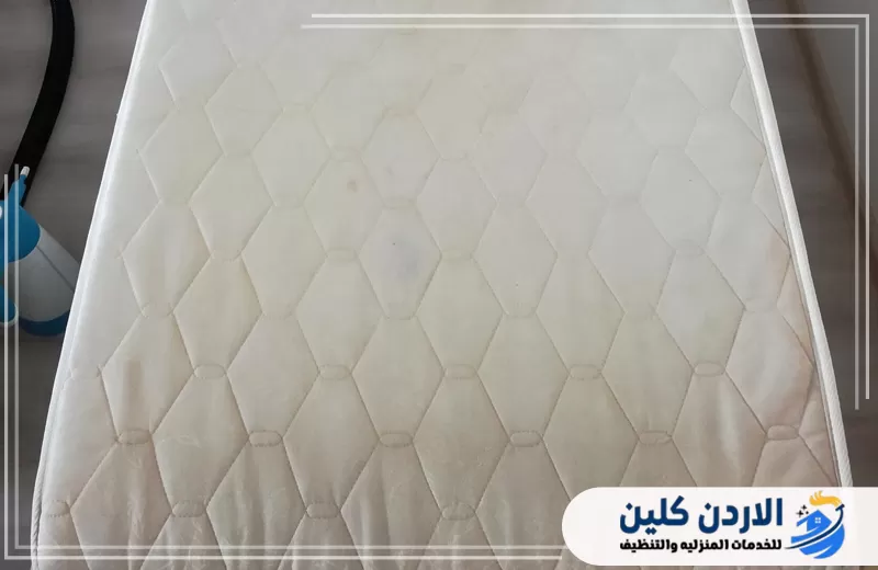مرتبة تحتاج إلى تنظيف بسبب وجود بقع خفيفة وآثار اتساخ موزعة على السطح.