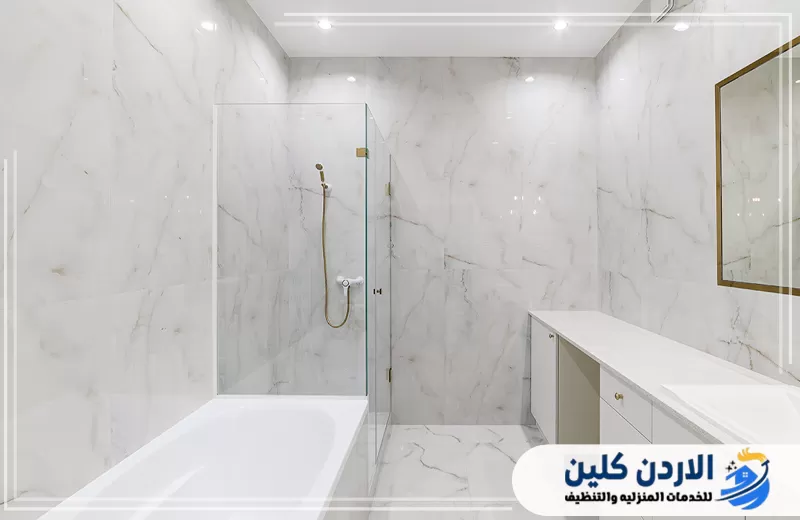 جدّد حمامك بتشطيبات حديثة مع الأردن كلين 0798779667. حمام حديث بكسوة رخامية وحاجز زجاجي للبانيو بعد تنفيذ التشطيبات وتركيب الأدوات الصحية.