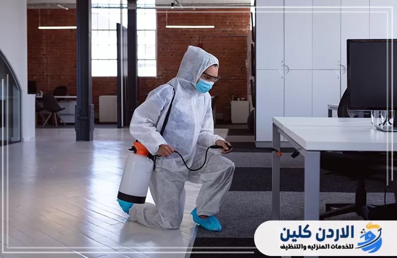 فني من الأردن كلين ينفذ تعقيم مكتب في الأردن باستخدام جهاز رش مخصص لتعقيم المساحات المكتبية ومحيط المكاتب.