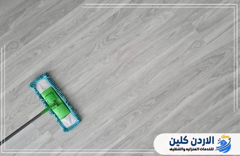 تنظيف أرضية باركيه بقطعة مايكروفايبر مخصصة لإزالة الغبار الخفيف والحفاظ على نعومة السطح.