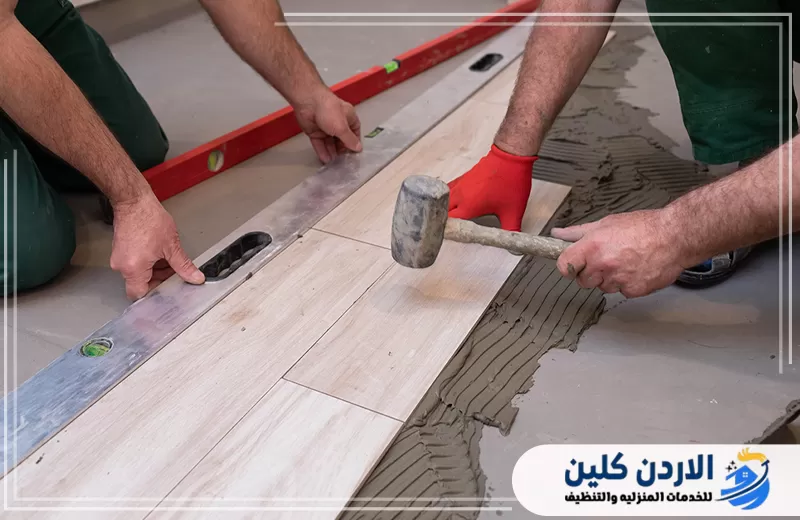 تنفيذ دقيق لأرضية باركيه مع تسوية الألواح وتثبيتها بشكل صحيح ضمن أعمال التصليح والمعالجة للأرضيات المتضررة.