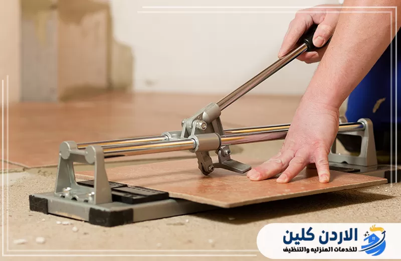 قص دقيق للألواح أو البلاطات بما يناسب المساحة المطلوبة ضمن أعمال صيانة وتصليح الباركيه في الأردن.