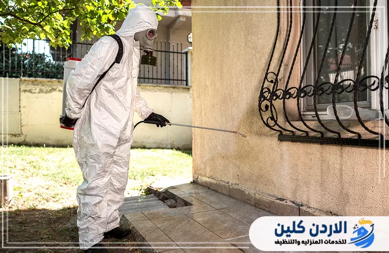 احجز عقد مكافحة الحشرات مع الأردن كلين 0791561666. فني ينفذ أعمال رش حول المبنى لمعالجة مصادر الحشرات ضمن برنامج مكافحة دوري للمنازل والمنشآت.