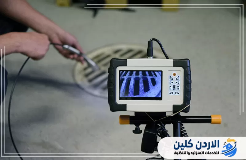 جهاز فحص مواسير مثبت أمام فتحة صرف يعرض صورة مباشرة من داخل الخط لتحديد حالة المواسير والعوائق الداخلية.