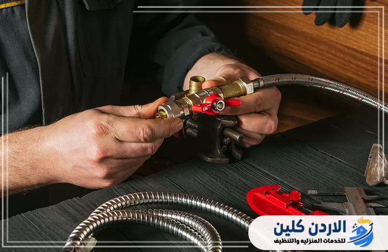 تواصل مع فني سباكة الاردن كلين على 0798779667 فني يعمل على اصلاح وصلات وخراطيم المياه باستخدام معدات سباكة مناسبة لمعالجة الاعطال الطارئة.