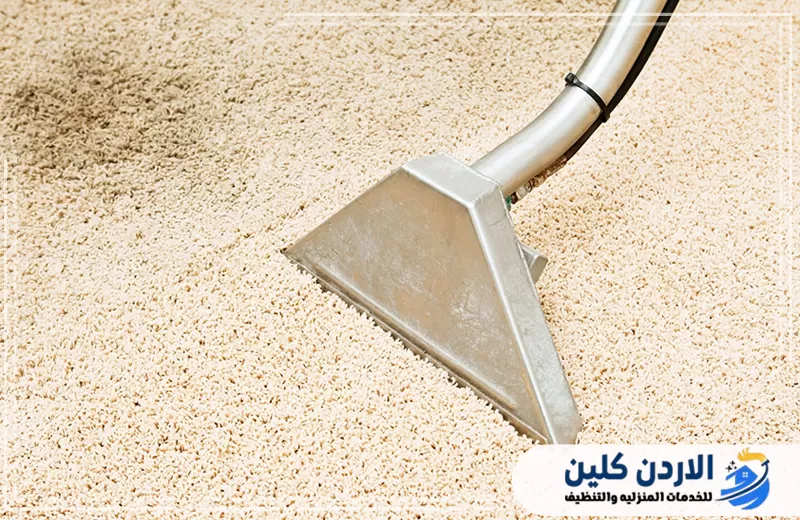 استخدام ماكينة احترافية لغسيل السجاد واستخراج الأتربة والبقع من بين الألياف بكفاءة.