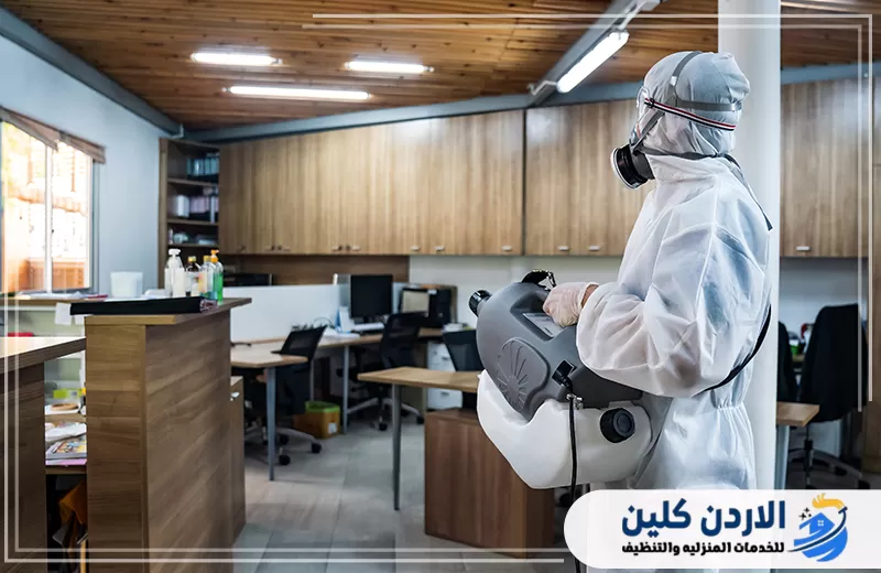تنفيذ تعقيم احترافي للمكاتب باستخدام جهاز ضباب لتعقيم القاعات الإدارية ومساحات العمل المشتركة.