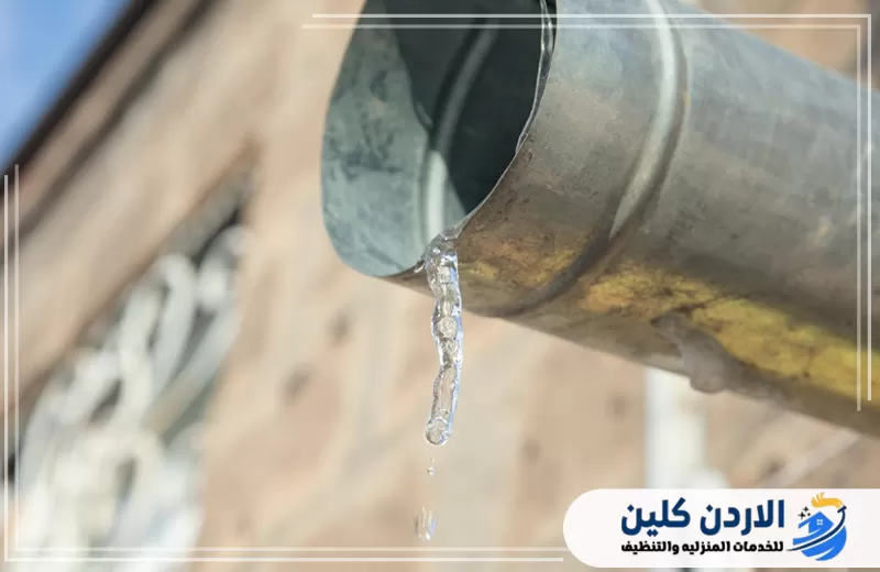 احجز خدمة تنظيف وصيانة مزاريب المطر في الأردن 0798779667. مخرج مزراب معدني يصرف مياه الأمطار من حافة السطح إلى الخارج بشكل مباشر.