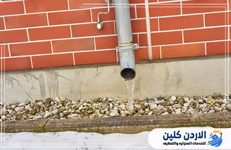 احجز صيانة مزاريب ومواسير المطر مع الأردن كلين 0798779667. ماسورة صرف معدنية خارجية تقوم بتصريف مياه المطر بجوار المبنى لمنع تجمع المياه.