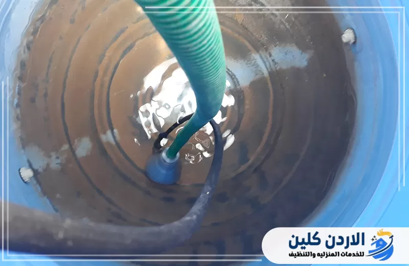 احجز تنظيف الخزان العلوي عبر الرقم 0798779667. تنظيف خزان مياه علوي وإزالة الأتربة والطحالب للحفاظ على نظافة المياه المخزنة.