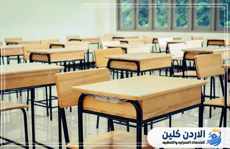 فصل دراسي منظم بعد تنظيف المقاعد والطاولات داخل المدرسة للحفاظ على بيئة تعليمية نظيفة.