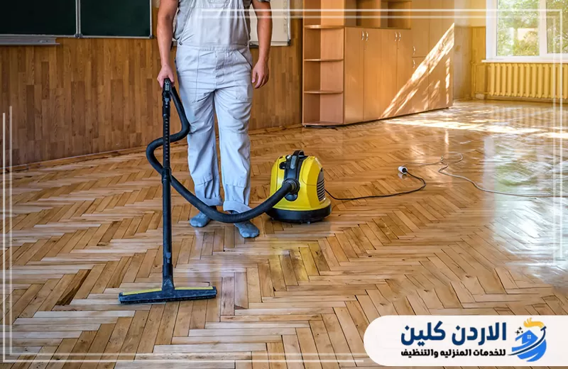 تنظيف أرضية الفصل الدراسي باستخدام ماكينة مخصصة لإزالة الأوساخ وتحسين مظهر القاعات الدراسية.