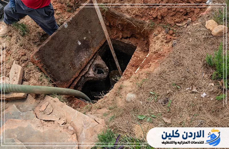 تنفيذ أعمال شفط مياه الصرف من حفرة خارجية باستخدام خرطوم مخصص لسحب المخلفات.