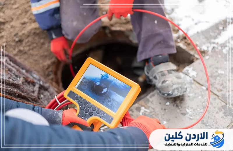 شاشة جهاز فحص تعرض صورة داخلية لخط الصرف أثناء إدخال الكاميرا المرنة داخل المنهل لاكتشاف الانسداد أو التلف.