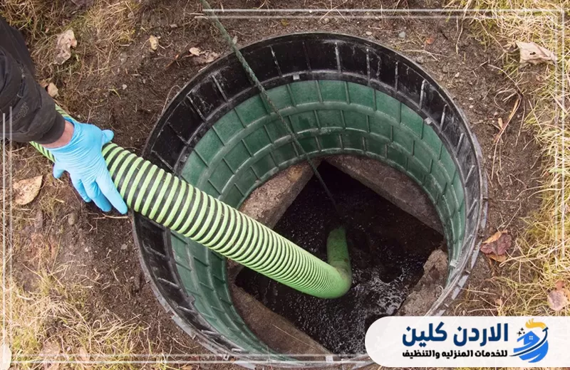 خرطوم شفط داخل غرفة صرف لإزالة المياه والرواسب المتراكمة في خطوط المجاري.