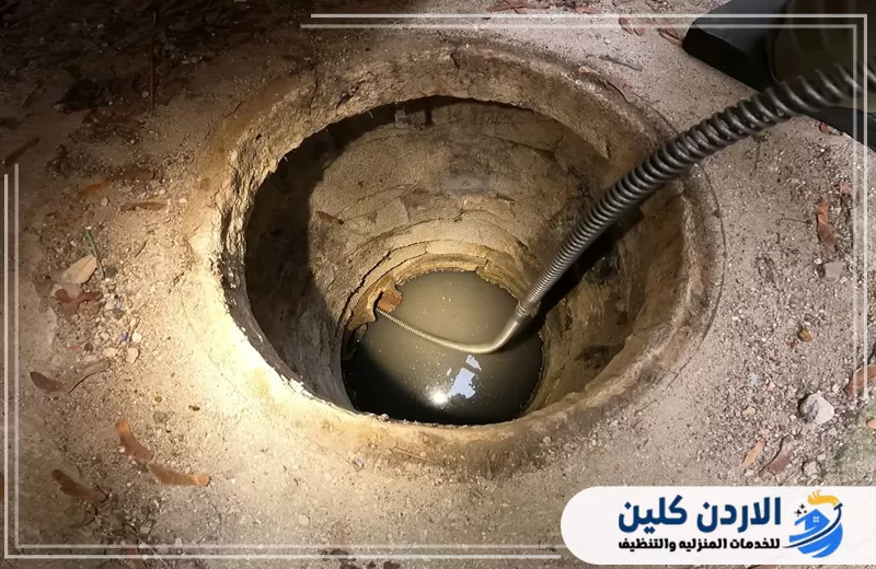 اطلب تسليك وتنظيف خطوط الصرف الصحي باحترافية 0798779667 فتحة صرف دائرية يجري تنظيفها بمعدة مخصصة لسحب المياه الملوثة وفتح مجرى الصرف.